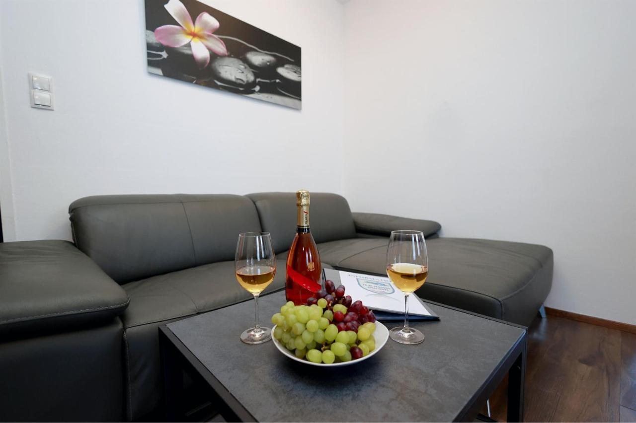 Apartment Mark By Four Seasons Apartments คาพรูน ภายนอก รูปภาพ